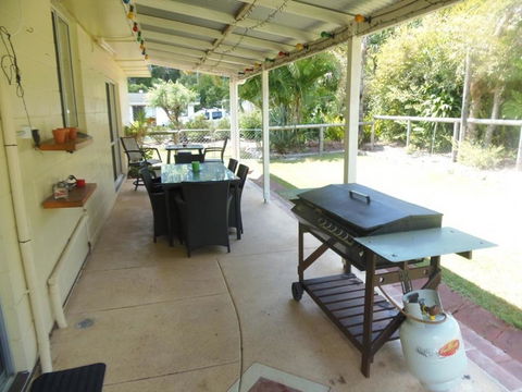 The Red Piranha - Rainbow Beach, Close To Everything, Air Con And Pet Friendly - Yamba Accommodation 3