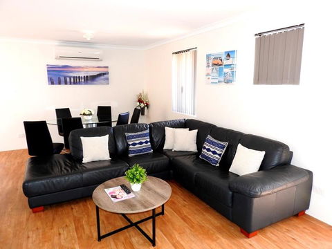The Royal Dolphin Holiday Home - Yamba Accommodation 0