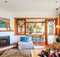Treetops - elegant inviting designer cedar home - Yamba Accommodation