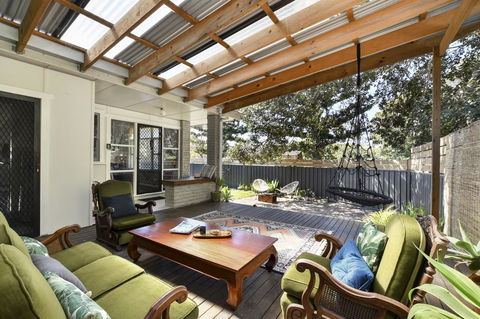 UMINA BEACH KOKOMO- Walk To The Beach, FAMILY And PET FRIENDLY Set Of 3 Vintage Original Holiday Flats & Vintage Caravan And Bat - Yamba Accommodation 2