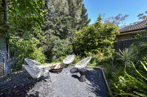 UMINA BEACH KOKOMO- Walk To The Beach, FAMILY And PET FRIENDLY Set Of 3 Vintage Original Holiday Flats & Vintage Caravan And Bat - Yamba Accommodation 3