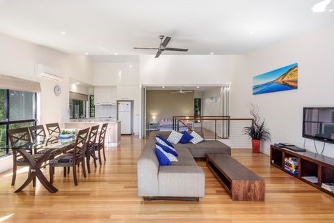 Unit 1 Rainbow Surf - Modern, Two Storey Townhouse With Large Shared Pool, Close To Beach And Shop - Yamba Accommodation 0