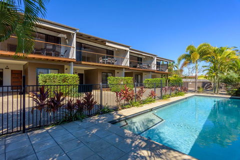 Unit 1 Rainbow Surf - Modern, Two Storey Townhouse With Large Shared Pool, Close To Beach And Shop - Yamba Accommodation 1