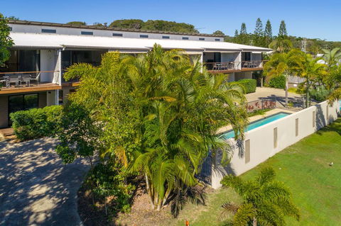 Unit 1 Rainbow Surf - Modern, Two Storey Townhouse With Large Shared Pool, Close To Beach And Shop - Yamba Accommodation 3