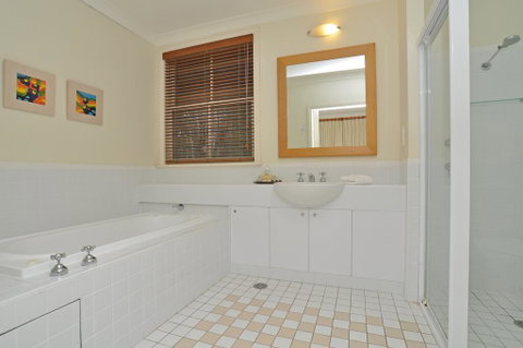 Villa Spa Executive 1br Burgundy Resort Condo Located Within Cypress Lakes Resort (nothing Is More Central) - Yamba Accommodation 3