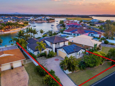 Vista Del Mare - 81 Witonga Drive Yamba Family Home On Water. - Yamba Accommodation 2