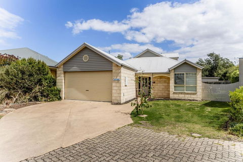 WALKIN' ON SUNSHINE - Yamba Accommodation 0