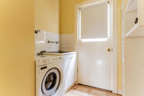 WALKIN' ON SUNSHINE - Yamba Accommodation 3