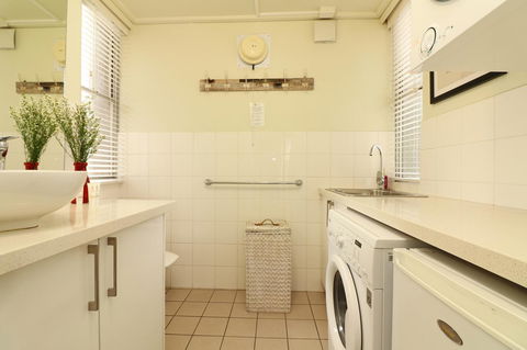 Colour Pop Fitzroy - 3 Bedroom Pet Friendly - Yamba Accommodation 18
