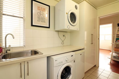 Colour Pop Fitzroy - 3 Bedroom Pet Friendly - Yamba Accommodation 19