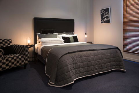 Lake Como Villa - Yamba Accommodation 7