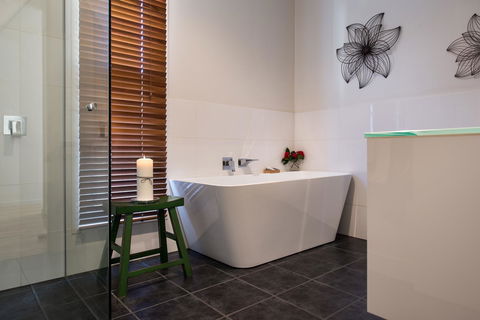Lake Como Villa - Yamba Accommodation 6