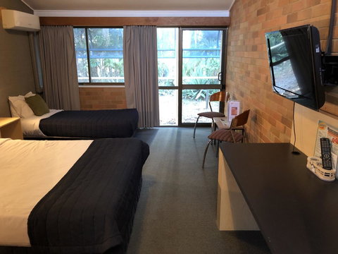 Bribie Island Hotel - Yamba Accommodation 2