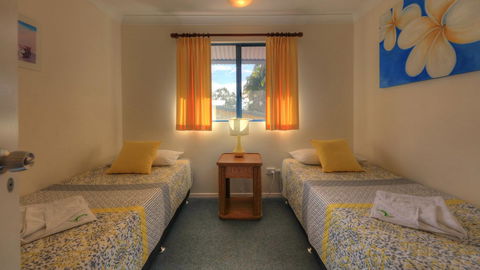 Dolphin Waters - Yamba Accommodation 9