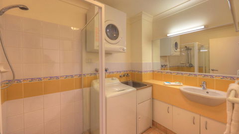 Dolphin Waters - Yamba Accommodation 10