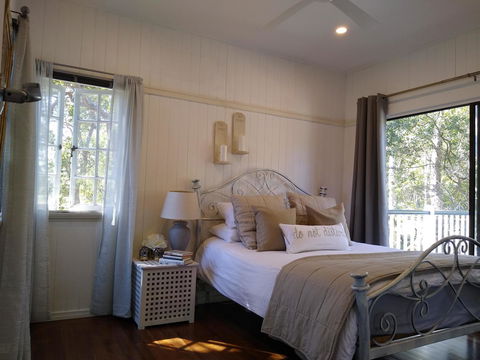 Lake Weyba Noosa Lodge & Kangaroos - Yamba Accommodation 1
