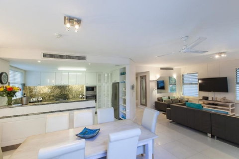 Emerald Noosa - Yamba Accommodation 9