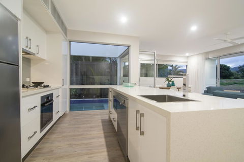 Pool Resort Port Douglas - Yamba Accommodation 40