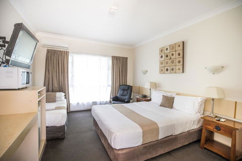 Emerald Maraboon Motor Inn - Yamba Accommodation 40