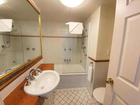 Broadbeach Holiday Apartments - Yamba Accommodation 12