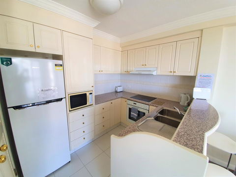 Broadbeach Holiday Apartments - Yamba Accommodation 16