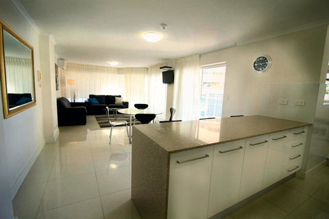 Grosvenor Beachfront Apartments Surfers Paradise - Yamba Accommodation 3