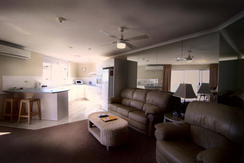 Grosvenor Beachfront Apartments Surfers Paradise - Yamba Accommodation 9