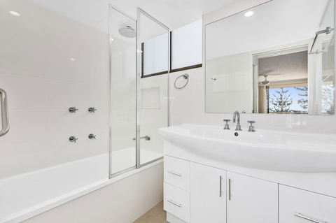 Columbia Beachfront Apartments On Rainbow Bay - Yamba Accommodation 24