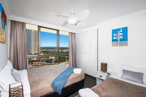 Seacrest Beachfront Apartments Surfers Paradise - Yamba Accommodation 3