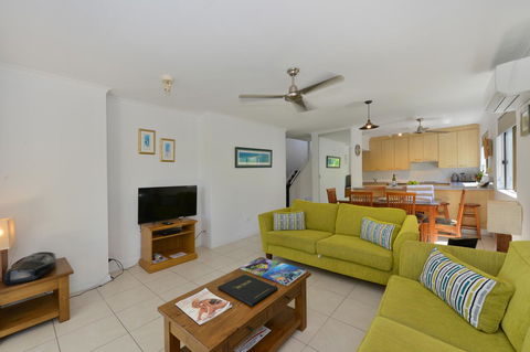 Seascape Holidays - Tropical Reef Apartments - Yamba Accommodation 12