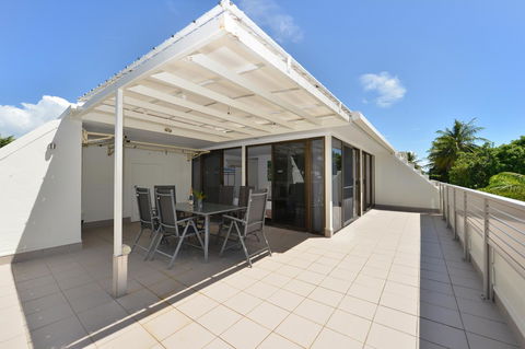 Seascape Holidays - Tropical Reef Apartments - Yamba Accommodation 4