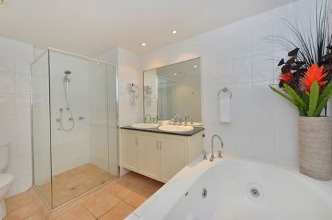 Cayman Villas Port Douglas - Yamba Accommodation 25
