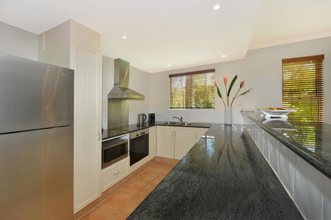 Cayman Villas Port Douglas - Yamba Accommodation 40
