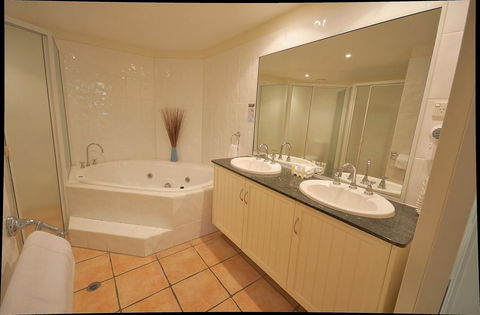 Cayman Villas Port Douglas - Yamba Accommodation 12