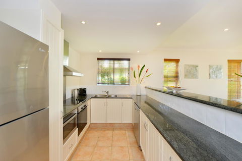 Cayman Villas Port Douglas - Yamba Accommodation 42