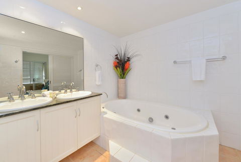 Cayman Villas Port Douglas - Yamba Accommodation 24