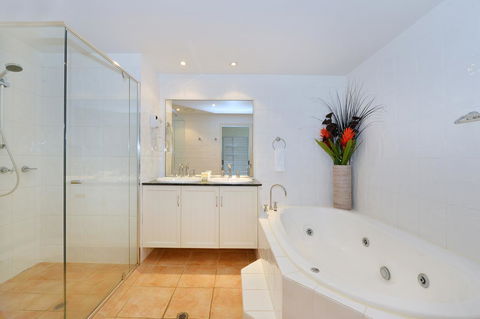 Cayman Villas Port Douglas - Yamba Accommodation 23