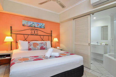 Le Cher Du Monde Adults Only - Yamba Accommodation 24