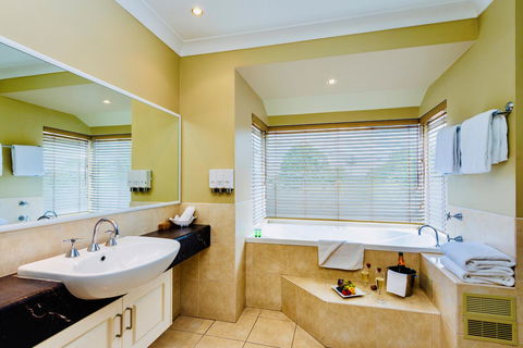 Ambassador On Ruthven - Yamba Accommodation 21