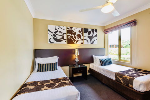 Ambassador On Ruthven - Yamba Accommodation 24