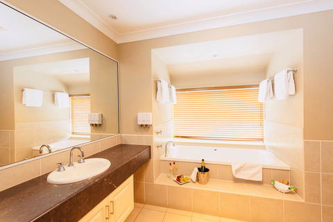 Ambassador On Ruthven - Yamba Accommodation 8