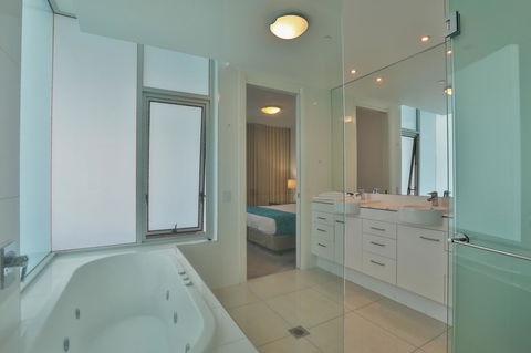 Reflection On The Sea - Yamba Accommodation 11