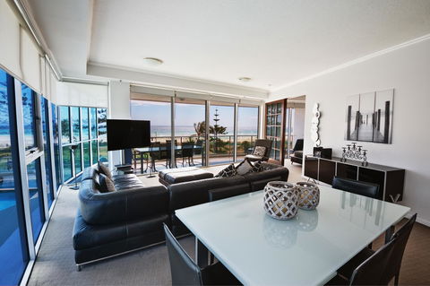 Reflection On The Sea - Yamba Accommodation 40