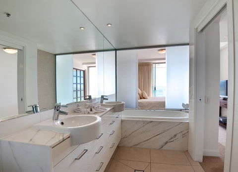 Reflection On The Sea - Yamba Accommodation 31
