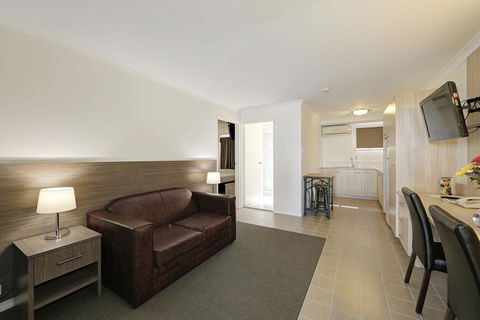 Smart Motels Bert Hinkler - Yamba Accommodation 32
