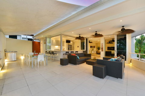 Club Tropical Resort - Official Onsite Reception & Check In - Yamba Accommodation 36