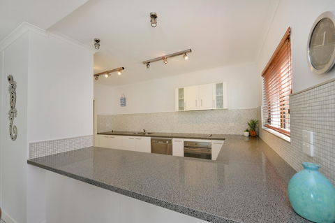 Tropical Reef Apartments - Yamba Accommodation 21