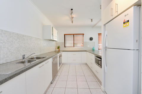 Tropical Reef Apartments - Yamba Accommodation 19