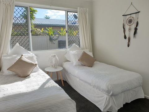 Beautiful Home- Walk To Beach-Short Drive To Noosa - Yamba Accommodation 5