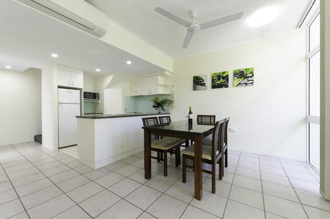 Tropical Nites Holiday Townhouses - Yamba Accommodation 14